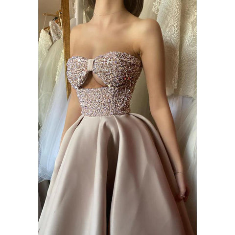 Robe de soirée longue trapèze en satin froncé à paillettes sans manches