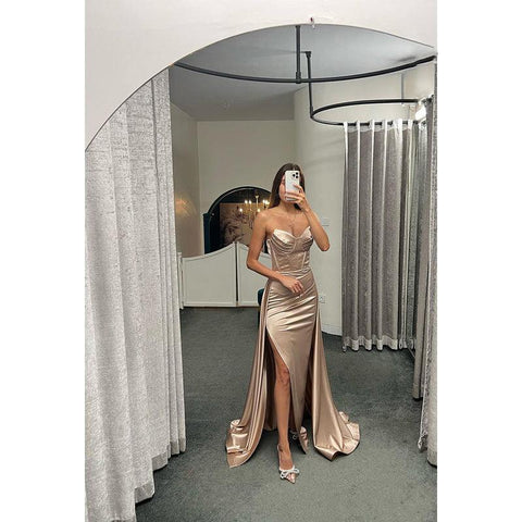 Robe de soirée fourreau/colonne en satin plissé sans manches, décolleté en cœur
