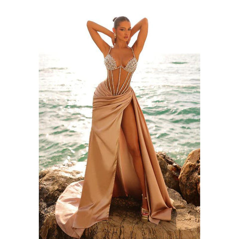 Vestido de noche largo de satén fruncido con tul transparente y cuentas de escote corazón