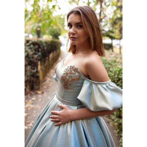 Robe de bal longue et unique sans bretelles, manches courtes et perles 