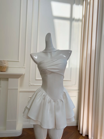 Robe de soirée mini blanche simple sans bretelles en satin, coupe trapèze, modèle Y8587