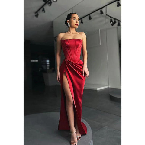 Vestido formal de noche con corte tubo, sin tirantes, fruncido y abertura en satén