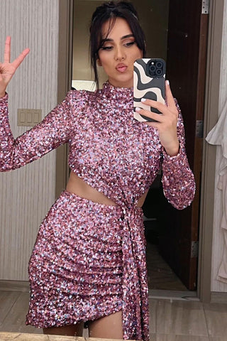 Vestido corto de fiesta ajustado con lentejuelas moradas, cuello alto y abertura en forma de ojo de cerradura.