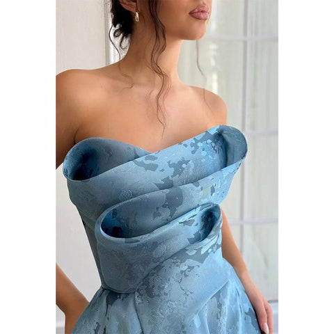 Robe de soirée en satin, coupe trapèze, sans bretelles, avec fente latérale 