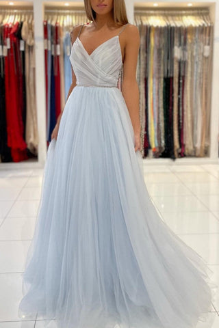 Robe de bal longue en tulle bleu ciel à fines bretelles et perles
