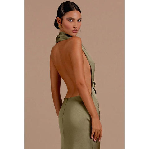 Vestido de noche largo de satén con escote halter, espalda descubierta y abertura lateral.