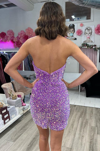 Vestido corto de fiesta con lentejuelas moradas, ajustado al cuerpo y escote corazón.
