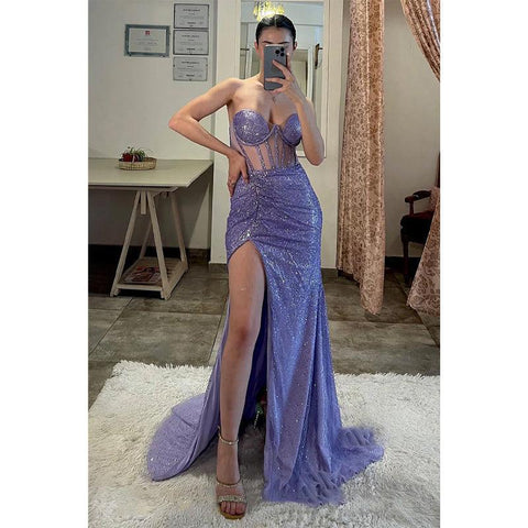 Vestido largo profesional con escote en forma de corazón, abertura lateral y brillantes