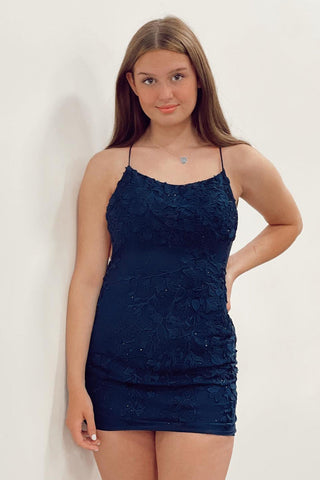 Vestido corto morado de tirantes finos estilo tubo para baile de bienvenida