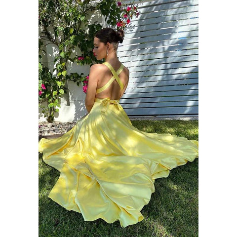 Vestido de fiesta de corte A con escote en V profundo, tirantes cruzados y abertura