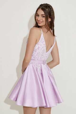Robe de bal violette en satin ornée de perles et d'appliqués