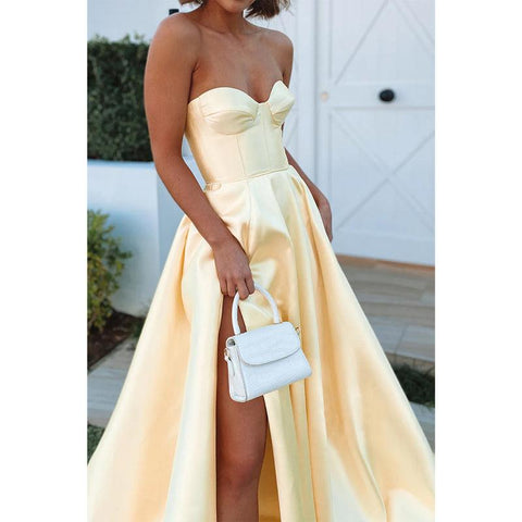 Vestido de fiesta de satén amarillo con escote corazón y abertura alta con bolsillos 