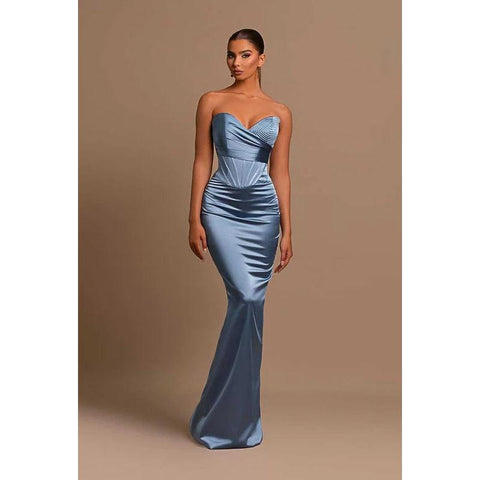 Robe de soirée longue en satin sans bretelles avec décolleté en cœur