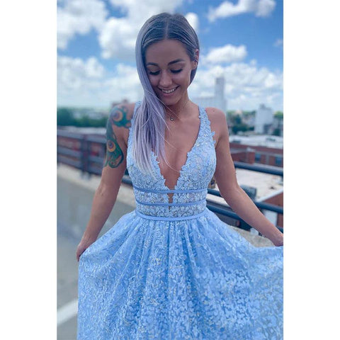 Vestido de fiesta largo de encaje azul cielo con escote en V profundo y corte A 