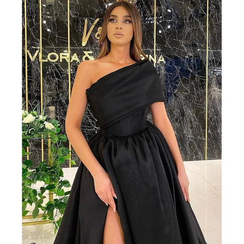 Robe de soirée longue et unique à une épaule et fente haute 