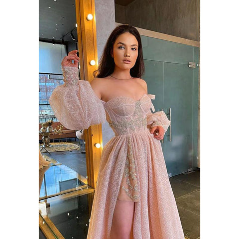 Vestido de fiesta de corte A con escote en forma de corazón, mangas largas y hombros descubiertos con abertura