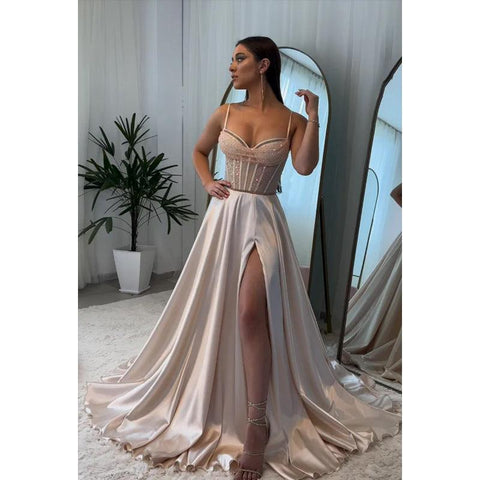 Hermoso y encantador vestido formal de fiesta con abertura y tirantes finos en forma de A