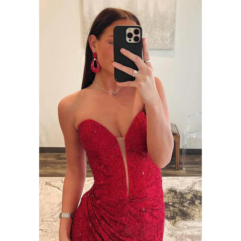 Vestido de fiesta glamuroso y dramático con escote en V profundo, sin mangas y corte trompeta brillante