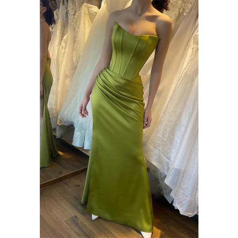 Vestido largo verde de fiesta formal con pliegues, sin tirantes y corte tubo 