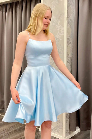 Vestido corto azul sencillo de tirantes finos estilo línea A para baile de bienvenida