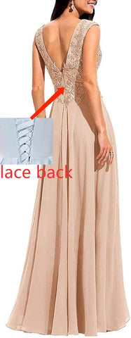 Robe de demoiselle d'honneur longue en mousseline à appliqués, col en V ornée de perles et fente. 