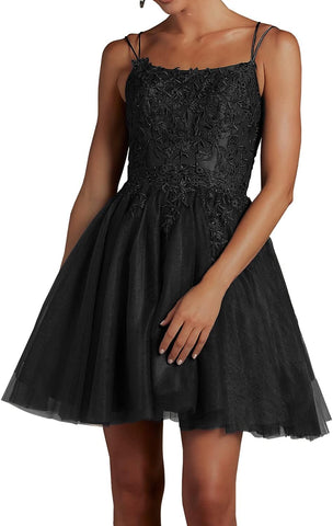 Robe de bal courte en tulle perlé et dentelle, col carré, bretelles spaghetti, style sobre. 