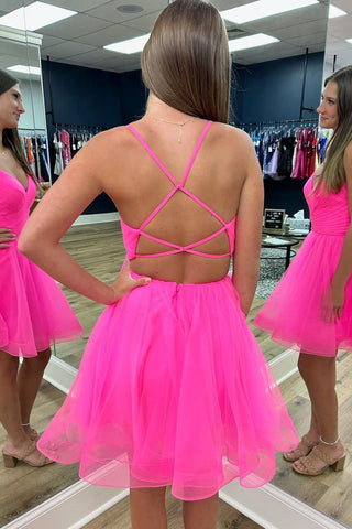 Lindo vestido corto rosa fucsia de tirantes finos con corte en A y espalda cruzada, ideal para fiestas de bienvenida.