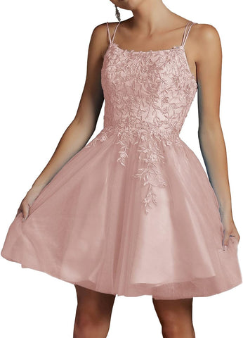 Robe de bal courte en tulle perlé et dentelle, col carré, bretelles spaghetti, style sobre. 