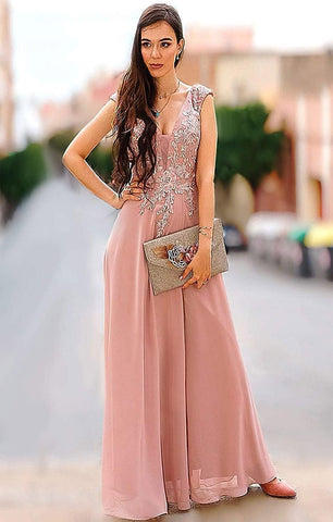 Robe de demoiselle d'honneur longue en mousseline à appliqués, col en V ornée de perles et fente. 