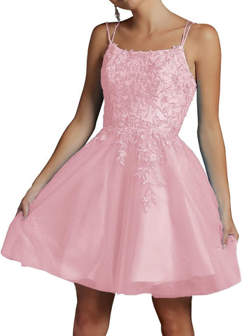 Robe de bal courte en tulle perlé et dentelle, col carré, bretelles spaghetti, style sobre. 