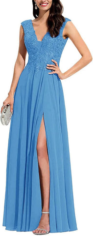 Robe de demoiselle d'honneur longue en mousseline à appliqués, col en V ornée de perles et fente. 