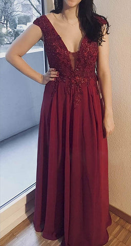 Robe de demoiselle d'honneur longue en mousseline à appliqués, col en V ornée de perles et fente. 