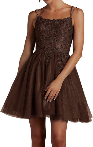 Robe de bal courte en tulle perlé et dentelle, col carré, bretelles spaghetti, style sobre. 