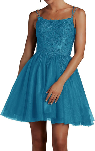 Robe de bal courte en tulle perlé et dentelle, col carré, bretelles spaghetti, style sobre. 