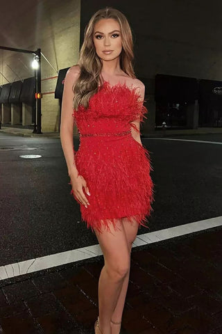 Vestido corto rojo de fiesta sin tirantes con plumas