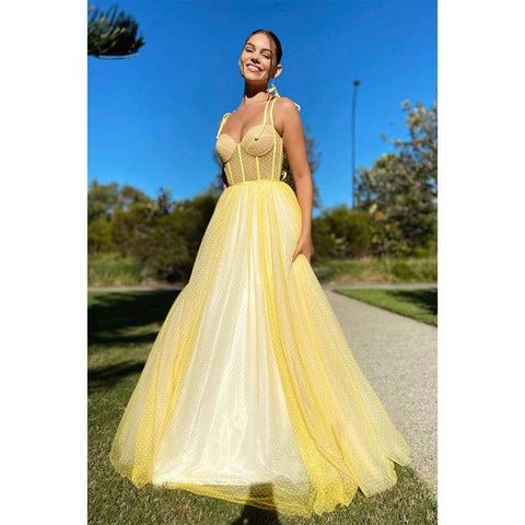 Robe de bal longue en tulle jaune à bretelles spaghetti et décolleté en cœur 