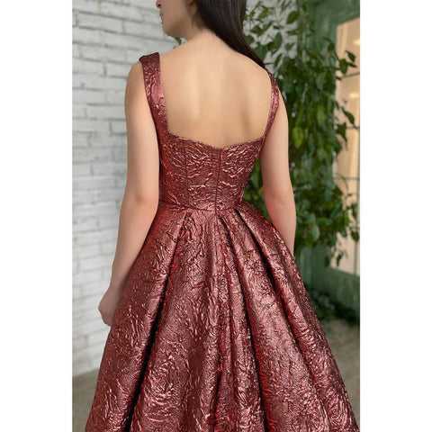 Vestido de fiesta largo con tirantes finos y abertura alta 