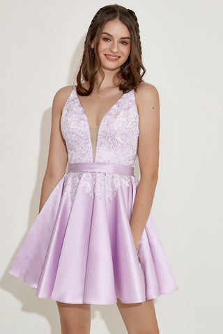 Robe de bal violette en satin ornée de perles et d'appliqués
