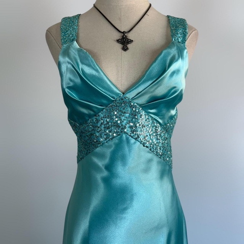 Vestido de fiesta formal azul con escote en V, satén y lentejuelas, sin espalda, modelo Y8548