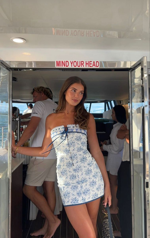 Vestido corto de fiesta sin tirantes con corsé floral azul, estampado de flores y mariposas Y2664