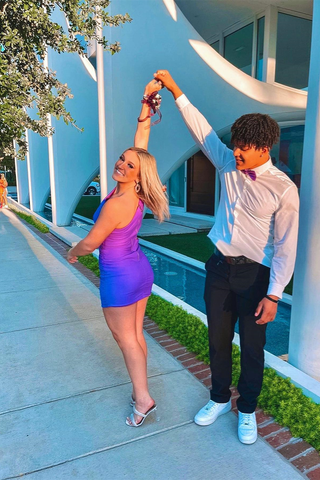 Vestido corto ajustado de un solo hombro morado para fiesta de bienvenida Y2814