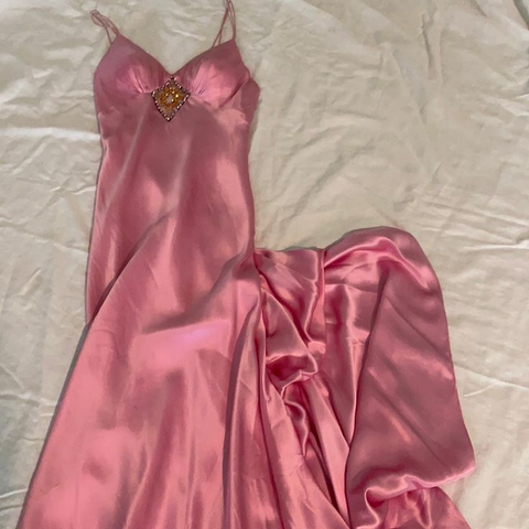 Precioso vestido de noche largo de satén rosa con tirantes finos y cuentas, modelo Y8216