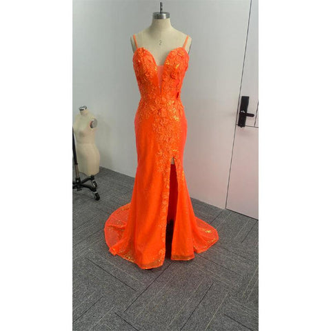 Vestido de fiesta largo con tirantes finos, apliques de lentejuelas naranjas y abertura