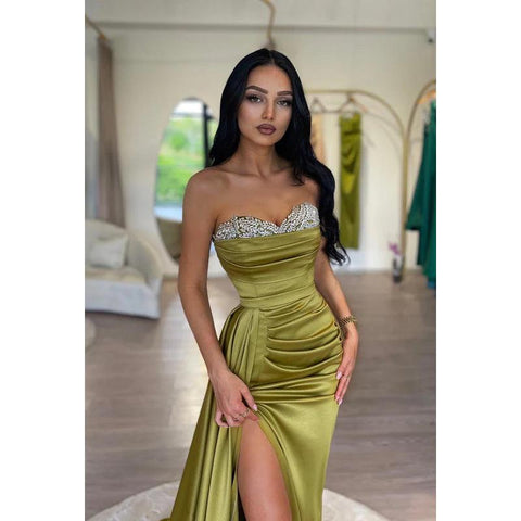 Robe de soirée longue en satin froncé, bustier et perles, coupe fourreau
