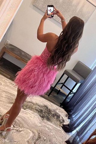 Vestido corto rosa ajustado de fiesta con escote corazón y plumas