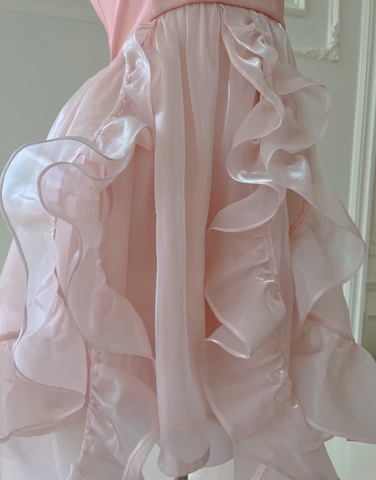 Vestido sencillo de fiesta rosa con escote halter, tul, perlas, cuentas y volantes asimétricos (Y8582)