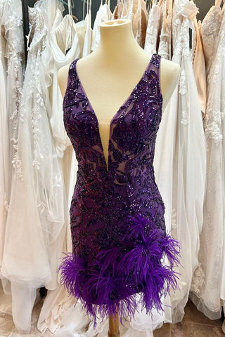 Robe de bal courte violette à paillettes, décolleté en V profond et plumes