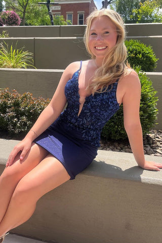 Vestido corto azul marino ajustado con tirantes finos y lentejuelas, ideal para fiestas de bienvenida.