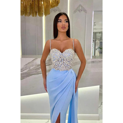 Vestido de noche largo con escote en forma de corazón, tirantes y cuentas