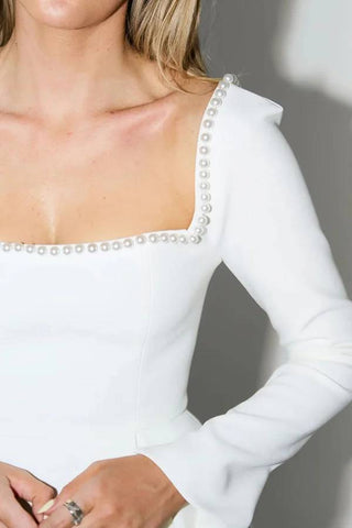 Vestido corto de manga larga con escote cuadrado y detalles de perlas: Te acordarás de mí